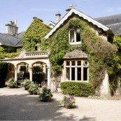 alt="Exterior View of the Front of the Hotel"