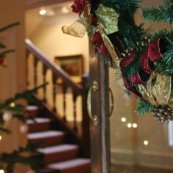 alt="Festive Wreath decorating Hotel hallway"